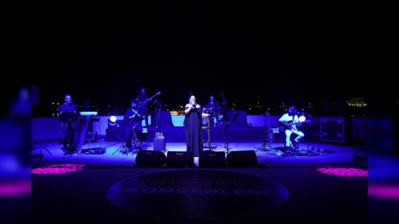 AÇIKHAVA KONSERLERİNDE SON SAHNE ALAN İSİM İZEL OLDU