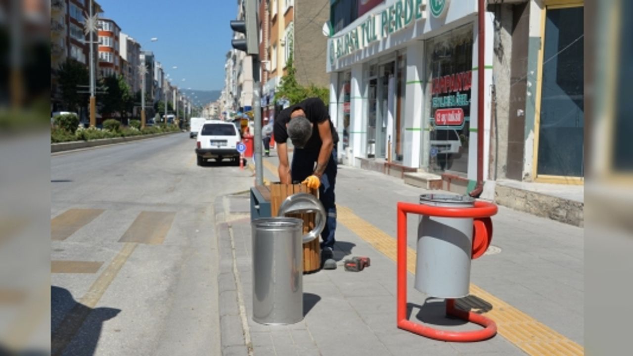 BOZÜYÜK'TE BULUNAN ÇÖP KOVALARI YENİLENDİ