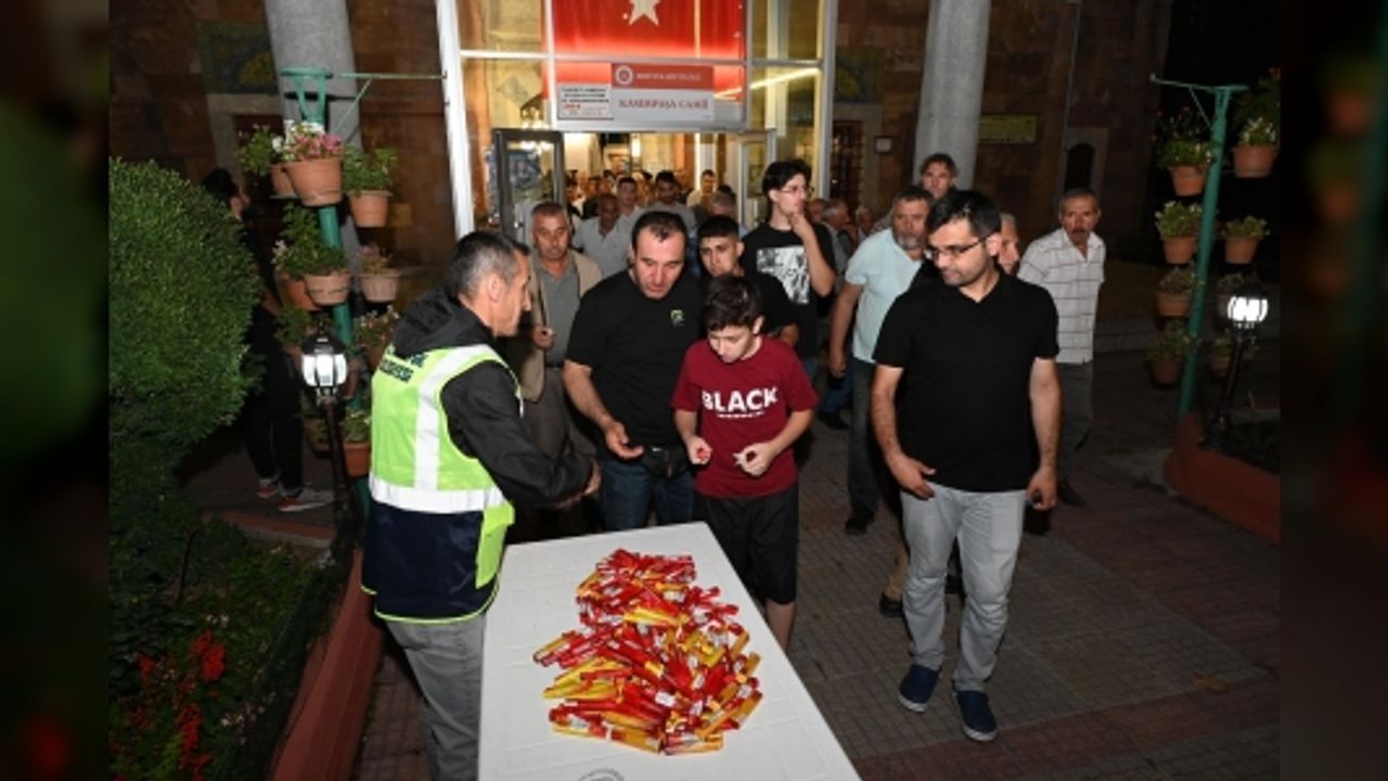 VATANDAŞLARA MEVLİD KANDİL ŞEKERİ İKRAM EDİLDİ