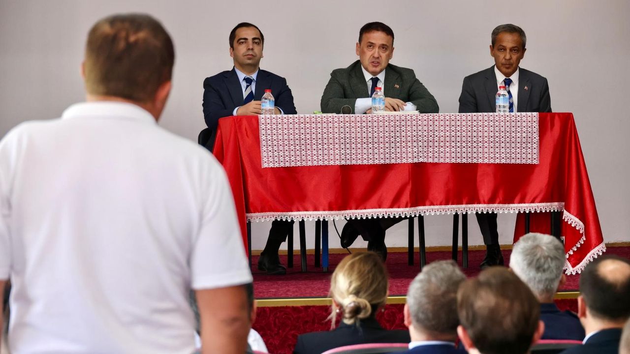 YENİPAZAR'DA MUHTARLARIN SORUNLARI MASAYA YATIRILDI