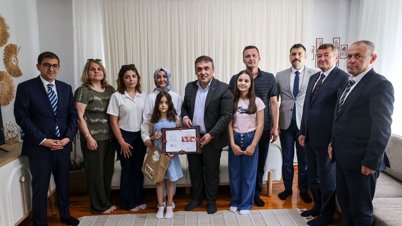 VALİ SÖZER, EVDE EĞİTİM GÖREN ÖĞRENCİLERİN KARNE SEVİNCİNE ORTAK OLDU