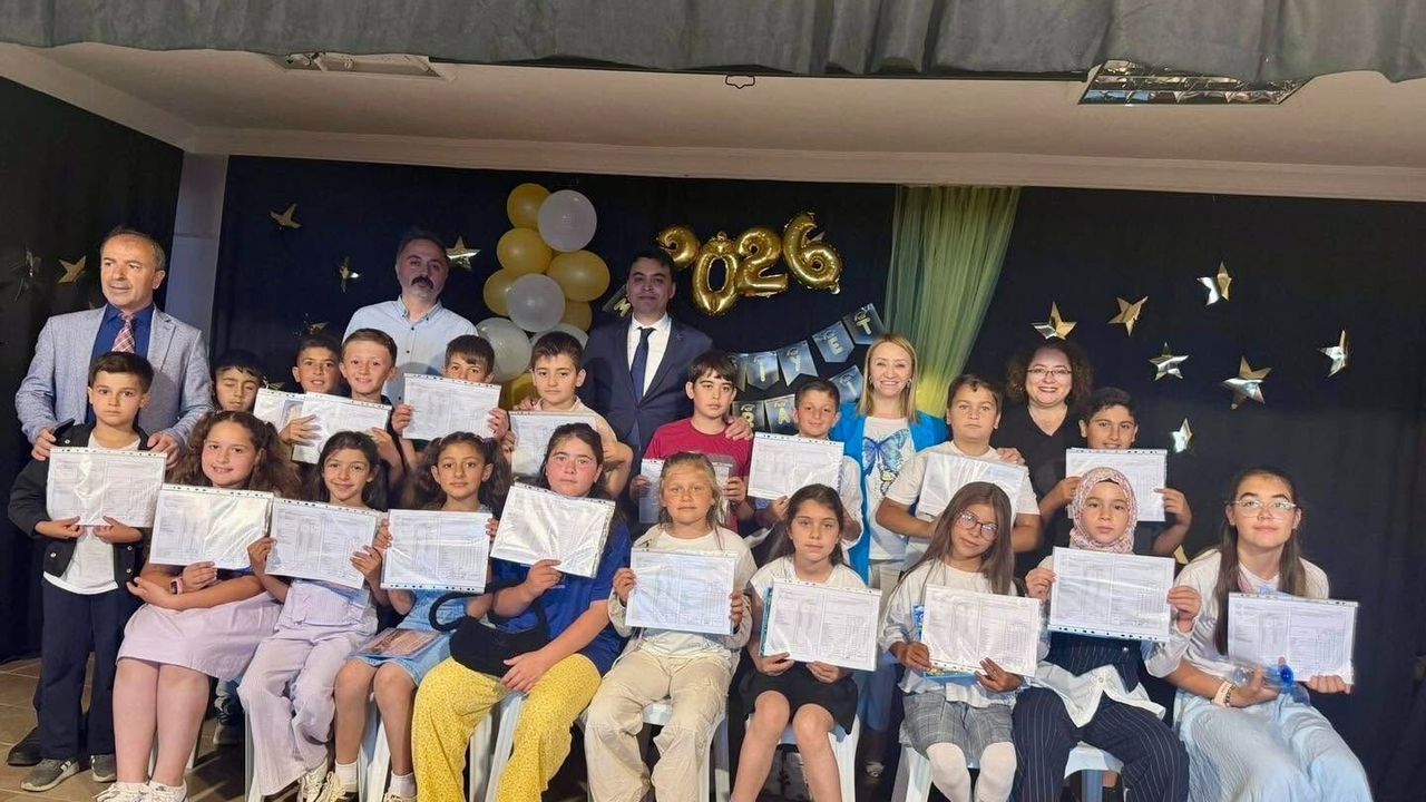 PAZARYERİ’NDE 1048 ÖĞRENCİ YAZ TATİLİNE, 49 GENÇ ÜNİVERSİTE YOLCULUĞUNA UĞURLANDI