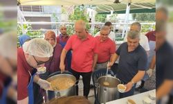 BAŞKAN YAMAN KENDİ ELLERİYLE AŞURE DAĞITTI