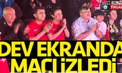 DEV EKRANDA MAÇI İZLEDİ