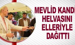 MEVLİD KANDİLİ HELVASINI ELLERİYLE DAĞITTI