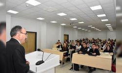 ÖĞRENCİLERİN İLK DERSİ REKTÖR BEYDEMİR'DEN