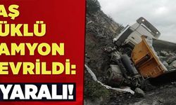 TAŞ YÜKLÜ KAMYON DEVRİLDİ: 1 YARALI!