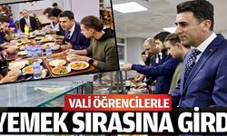 VALİ, ÖĞRENCİLERLE YEMEK SIRASINA GİRDİ