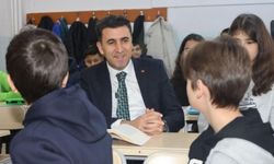 HEM KİTAP OKUDU HEM VOLEYBOL OYNADI