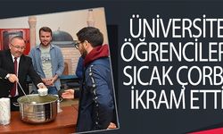 ÜNİVERSİTE ÖĞRENCİLERE SICAK ÇORBA İKRAM ETTİ