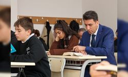 VALİ AYGÖL, SIRAYA OTURUP KİTAP OKUDU
