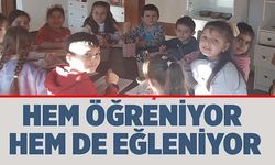 HEM ÖĞRENİYOR HEM DE EĞLENİYOR