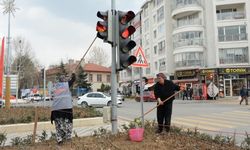 TRAFİK IŞIKLARINDA TEMİZLİK ÇALIŞMASI