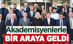 AKADEMİSYENLERLE BİR ARAYA GELDİ