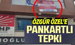 ÖZGÜR ÖZEL'E PANKARTLI TEPKİ!