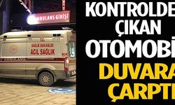 KONTROLDEN ÇIKAN OTOMOBİL DUVARA ÇARPTI