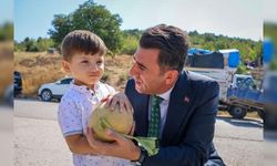 VALİ ŞEFİK AYGÖL'E MİNİK ÇİFTÇİDEN HEDİYE