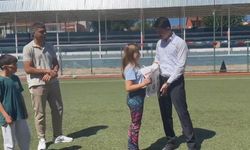 BAŞARILI SPORCULAR HEDİYELERİNİ ALDI