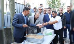 VALİ AYGÖL, VATANDAŞA AŞURE İKRAM ETTİ