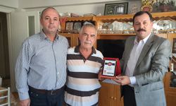 ‘ÖĞRETMENLER GÜNÜ’NDE EMEKLİ ÖĞRETMENLERE PLAKET TAKDİMİ