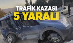 HAFİF TİCARİ ARAÇ İLE OTOMOBİL ÇARPIŞTI: 5 YARALI