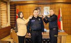 BİR ÜST RÜTBEYE GEÇTİ APOLETİNİ EŞİ TAKTI