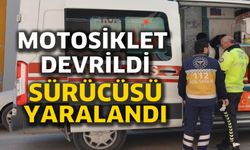 MOTOSİKLET DEVRİLDİ SÜRÜCÜSÜ YARALANDI