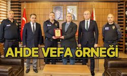 EMEKLİYE AYRILAN MESLEKTAŞINA VEFA PLAKETİ
