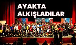 ÖZEL BİREYLER SAHNEYE ÇIKTI, İZLEYİCİLER AYAKTA ALKIŞLADI