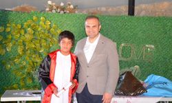 MEZUNİYET TÖRENİNDE ÖĞRENCİLERİN SEVİNCİNE ORTAK OLDU