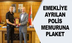 EMEKLİYE AYRILAN POLİS MEMURUNA PLAKET