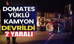 DOMATES YÜKLÜ KAMYON DEVRİLDİ, 2 KİŞİ YARALANDI