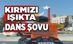 MOTOSİKLET SÜRÜCÜSÜNÜN MÜZİK EŞLİĞİNDE DANS ETTİĞİ RENKLİ ANLAR KAMERADA