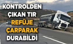 KONTROLDEN ÇIKAN TIR ORTA REFÜJE ÇARPARKEN, SÜRÜCÜSÜ YARALANDI