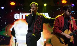 SAĞANAK YAĞIŞA RAĞMEN BİNLERCE KİŞİ MADRİGAL KONSERİYLE COŞTU