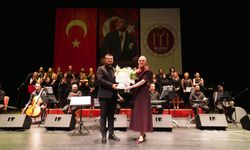 ATATÜRK’ÜN SEVDİĞİ ŞARKILARI HEP BİRLİKTE SÖYLENDİ