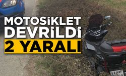 KONTROLDEN ÇIKAN MOTOSİKLET DEVRİLİRKEN, 2 KİŞİ YARALANDI