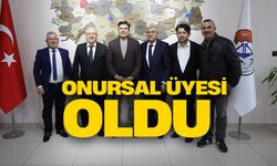 BAŞKAN DURGUT'A ONURSAL ÜYELİK PLAKETİ