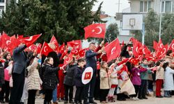 ERTUĞRULGAZİ İLKOKULU'NDA İKİNCİ DÖNEMİN İLK DERSİ BAYRAK TEMASIYLA YAPILDI