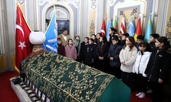 SÖĞÜT'E GELEN ÖĞRENCİLERE BAŞKAN DURGUT ERTUĞRULGAZİ TÜRBESİ'NDE REHBERLİK ETTİ