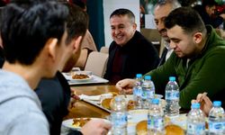 İL MÜDÜRÜ RAMAZAN DEMİR ÖĞRENCİLERE YEMEK DAĞITTI