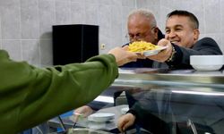 İL MÜDÜRÜ RAMAZAN DEMİR ÖĞRENCİLERE YEMEK DAĞITTI