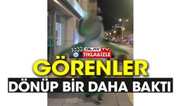 ŞİŞME KURBAĞA KOSTÜMÜYLE CADDEDE DOLAŞTI, HEM ŞAŞIRTTI, HEM GÜLÜMSETTİ