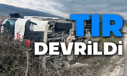 TIR ŞARAMPOLE DEVRİLDİ