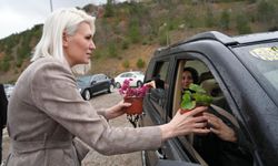 BAŞKAN SUBAŞI, MEZARLIK ZİYARETİNDE VATANDAŞLARA ÇİÇEK DAĞITTI