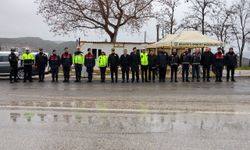 VALİ SÖZER DENETİM NOKTASINDA GÜVENLİK GÜÇLERİYLE BAYRAMLAŞTI