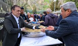 VALİ SÖZER’DEN ŞEYH EDEBALİ TÜRBESİ’NDE VATANDAŞLARA ŞİFALI PİLAV İKRAMI