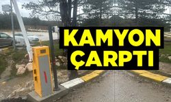 PELİTÖZÜ GÖLPARK GİRİŞİNDEKİ TURNİKELERE KAMYON ÇARPTI