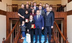 VALİ SÖZER ‘YILIN OKURU' ÖDÜLLERİNİ TAKDİM ETTİ