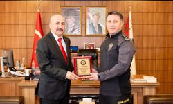 EMEKLİYE AYRILAN KOMİSERE PLAKET TAKDİM EDİLDİ